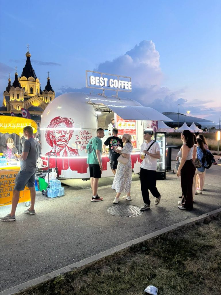 Белый фудтрак Best Coffee