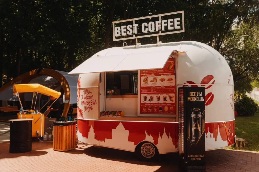 Белый фудтрак Best Coffee днём
