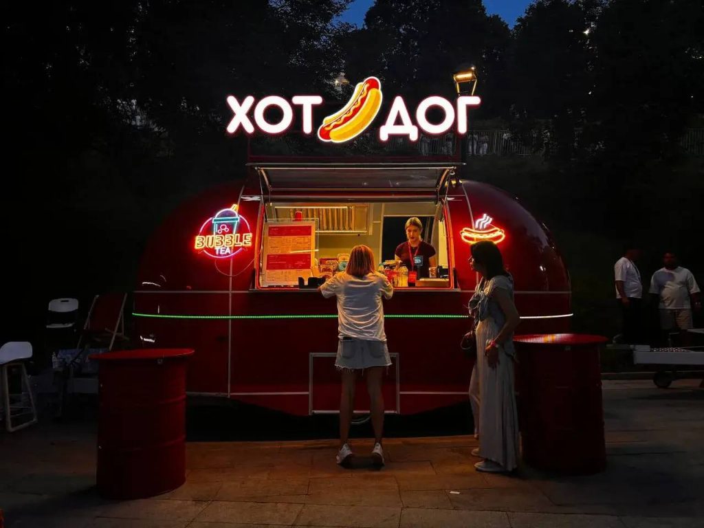 Красный фудтрак Хот Дог