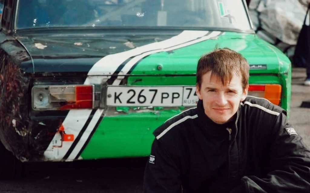 Денис Домнин рядом с гоночным автомобилем